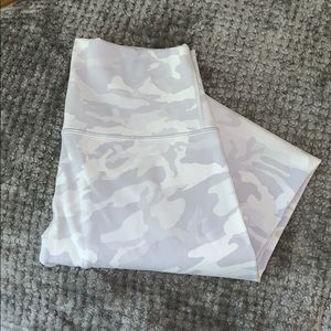 Lululemon Wunder Under Crops 21”